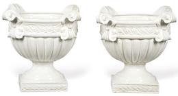 Lote 1308: Pareja de grandes jardineras en forma de copas clásicas en cerámica esmaltada en blanco de Bassano. Con marca en la base.<br>Italia, S. XX