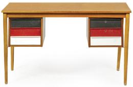 Lote 1349: Mesa de escritorio en madera de teca sobre montantes torneados, con dos estructuras con cajones en madera lacada en negro, rojo y blanco.<br>Dinamarca, años 60