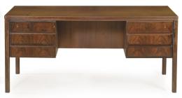 Lote 1357: Gunni Omann (1930-2009) para Omann Jun Møbelfabrik<br>Mesa de escritorio modelo 77 en madera de palisandro con tapa rectangular sobre dos filas de 3 cajones.