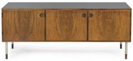 Lote 1364: Posiblemente Arne VODDER (1926-2009)<br>Aparador en madera de palisandro con tres puertas abatibles, con balda interior, sobre patas en metal cromado y madera torneada. Tapa de melamina negra.<br>Dinamarca, años 60