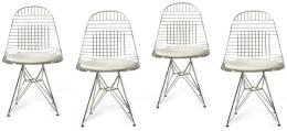 Lote 1403: Charles Eames (1907-1978) para Vitra, 1951<br>Conjunto de cuatro sillas modelo Wire Chair de estructura de varilla en metal cromado. <br>