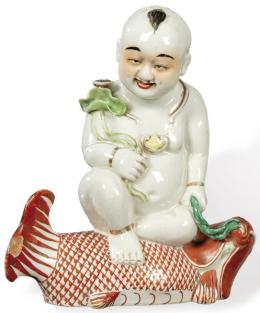 Lote 1411: "Niño sobre Pez" de porcelana china  h. 1950-60