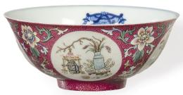 Lote 1412: Cuenco de porcelana china con esmaltes de la Familia rosa con marca apócrifa de Qianlong S. XX.