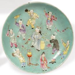 Lote 1413: Plato de porcelana china azul con decoración polícroma de Niños<br>Con lañas y restauraciones metálicas.