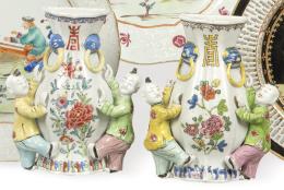 Lote 1418: Pareja de violeteros de pared de porcelana china con esmaltes polícromos Dinastía Qing S. XIX