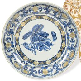 Lote 1420: Gran plato hondo de porcelana de Compañía de Indias, azul, blanco y oro, Dinastía Qing, época de Qianlong (1736-95)