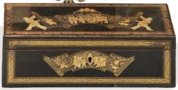 Lote 1425: Caja china rectangular en madera lacada en negro con decoración dorada, Dinastía Qing S. XIX