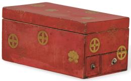 Lote 1429: Caja de madera lacada en rojo, Japón, Periodo Meiji (1868-1912) ff. S. XIX