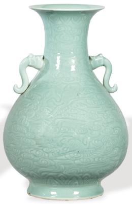 Lote 1441: Gran jarrón de porcelana china con vidriado celadón y decoración grabada S. XX.