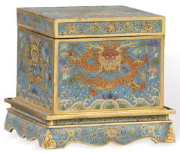 Lote 1452: Caja con peana de esmalte cloisonné, China ff. S. XIX pp. S. XX.