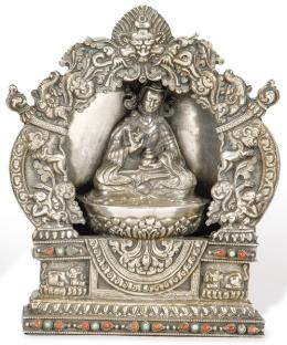 Lote 1453: Altar tibetano con Buda sentado en plata con incrustaciones de turquesa y coral pp. S. XX.