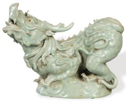 Lote 1458: "Dragón" de porcelana china con vidriado celadón ff. S. XIX.