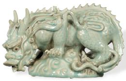 Lote 1459: "Dragón Bebiendo" de porcelana china con vidriado celadón ff. S. XIX.