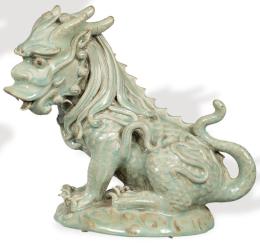 Lote 1460: "Dragón Sentado" de porcelana china con vidriado celadón ff. S. XIX.