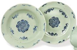 Lote 1461: Dos platos de porcelana china con vidriado celadón y decoración azul cobalto y blanco, Dinastía Qing ff. S. XIX pp. S. XX.