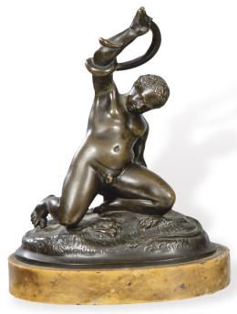 Lote 1497: Siguiendo a Bertel Thorvaldsen (Dinamarca 1770-1844)<br>"Hércules Niño Luchando con la Serpiente"<br>Escultura de bronce patinado siguiendo el original en mármol.