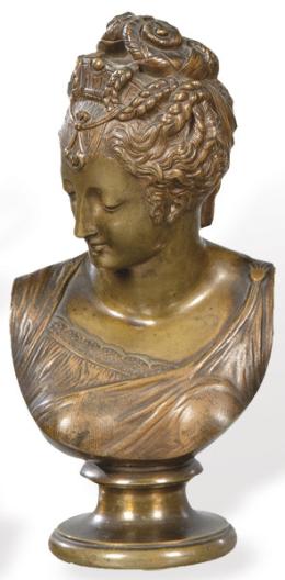 Lote 1498: Siguiendo a Jean Antoine Houdon (Francia 1741-1828)<br>"Diana Cazadora" S. XIX<br>Busto de bronce dorado.