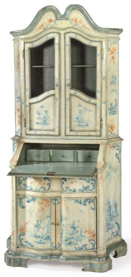 Lote 1506: Bureau bookcase o Trumeau estilo barroco en madera con lamas lacadas en blanco tórtola con decoración de paisajes y escenas campestres en azul rodeados de roleos y flores naranjas. <br>Italia, Venecia finales S. XIX - XX