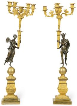 Lote 1507: Pareja de candelabros de bronce dorado y patinado vástago antropomorfo