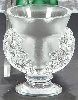 Lote 1535: Jarrón St. Cloud de cristal transparente y translúcido de Lalique.<br>Marcado al ácido en la base.