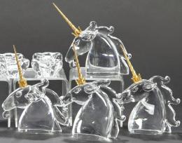 Lote 1540: Cuatro cabezas de unicornio de cristal y metal de Steuben Art Glass "Heritage Unicorn" diseñados por James A. Houston, EEUU 1966,